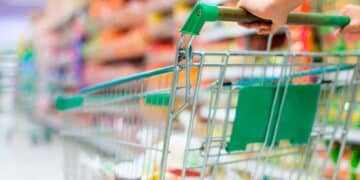 Carro de la compra en un pasillo de supermercado vacío, referente al cierre de El Arco y los despidos que provoca