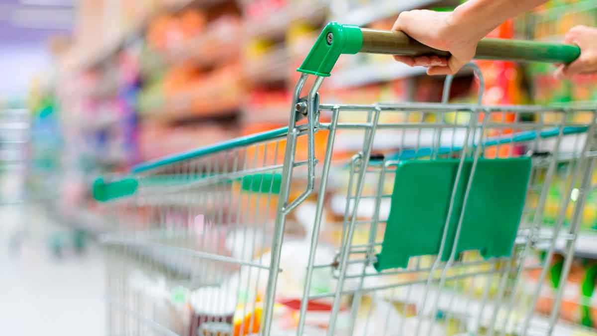 Carro de la compra en un pasillo de supermercado vacío, referente al cierre de El Arco y los despidos que provoca