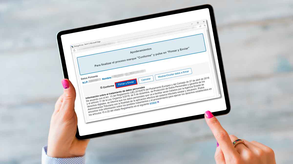 Pantalla del apoderamiento electrónico de la Agencia Tributaria en una tablet, lista para firmar y enviar el poder tributario online