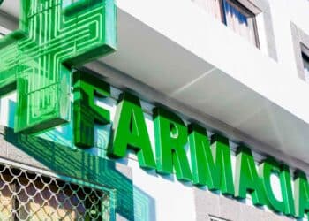 Fachada de la farmacia rural de Ribérac con cruz verde; puesto de farmacéutico vacante desde hace cinco años