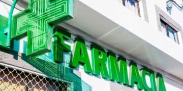 Fachada de la farmacia rural de Ribérac con cruz verde; puesto de farmacéutico vacante desde hace cinco años