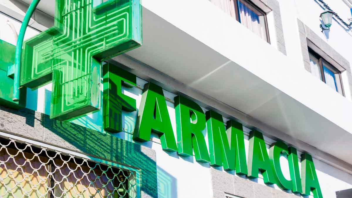 Fachada de la farmacia rural de Ribérac con cruz verde; puesto de farmacéutico vacante desde hace cinco años