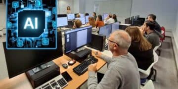 Trabajadores adultos en aula de informática recibiendo formación continua en inteligencia artificial para actualizarse laboralmente.