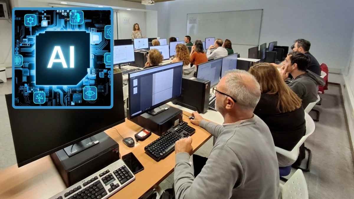 Trabajadores adultos en aula de informática recibiendo formación continua en inteligencia artificial para actualizarse laboralmente.