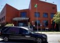 Coche fúnebre frente a tanatorio, entorno laboral del Técnico en Servicios Funerarios.
