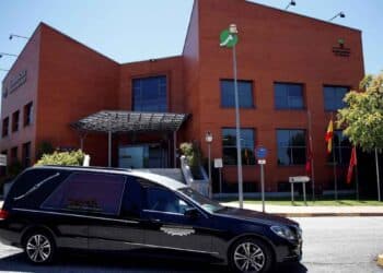 Coche fúnebre frente a tanatorio, entorno laboral del Técnico en Servicios Funerarios.