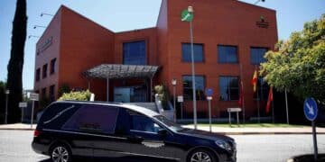 Coche fúnebre frente a tanatorio, entorno laboral del Técnico en Servicios Funerarios.