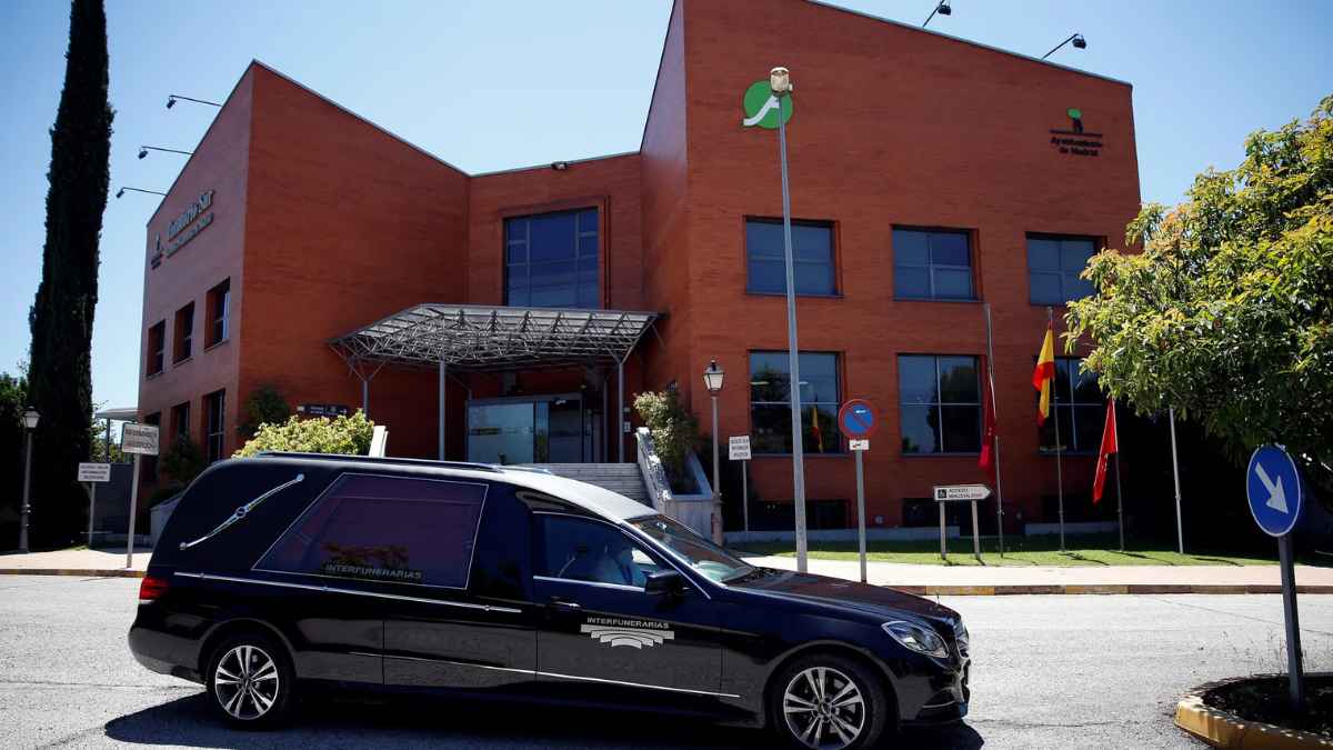 Coche fúnebre frente a tanatorio, entorno laboral del Técnico en Servicios Funerarios.