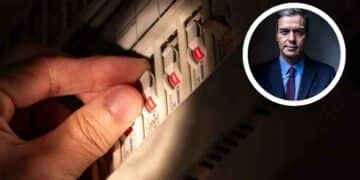 mano accionando interruptores electricos y Pedro Sánchez simbolo medidas gobierno contra apagon abril 2025.