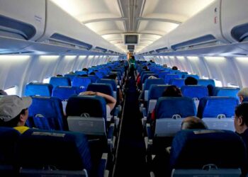 Pasajeros sentados en la cabina de un avión; la aerolínea fue condenada a pagar 3.811 € por retrasos Madrid-Orlando