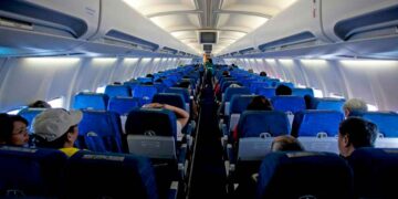 Pasajeros sentados en la cabina de un avión; la aerolínea fue condenada a pagar 3.811 € por retrasos Madrid-Orlando