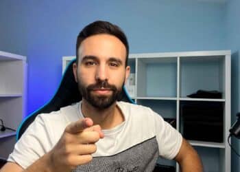 Experto energético señalando a la cámara que advierte sobre la próxima subida de la factura de la luz tras el apagón de abril