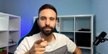 Experto energético señalando a la cámara que advierte sobre la próxima subida de la factura de la luz tras el apagón de abril