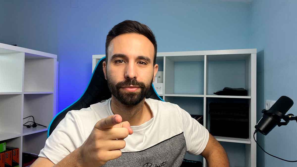 Experto energético señalando a la cámara que advierte sobre la próxima subida de la factura de la luz tras el apagón de abril