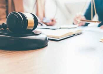Mazo de juez y balanza sobre una mesa, símbolo de la sentencia que garantiza los cinco días de permiso retribuido por cuidados hospitalarios