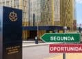 Tribunal de Justicia de la Unión Europea con cartel “Segunda Oportunidad” que simboliza la cancelación de deuda pública.