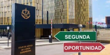 Tribunal de Justicia de la Unión Europea con cartel “Segunda Oportunidad” que simboliza la cancelación de deuda pública.