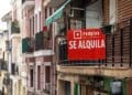 Cartel “Se alquila” en balcón de edificio madrileño, reflejo de la prórroga automática de la Ley de Arrendamientos Urbanos.