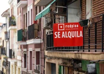 Cartel “Se alquila” en balcón de edificio madrileño, reflejo de la prórroga automática de la Ley de Arrendamientos Urbanos.