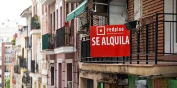 Cartel “Se alquila” en balcón de edificio madrileño, reflejo de la prórroga automática de la Ley de Arrendamientos Urbanos.