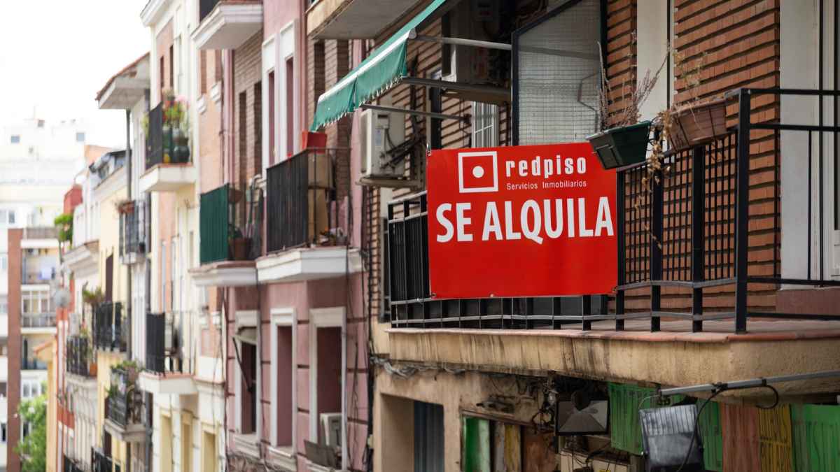 Cartel “Se alquila” en balcón de edificio madrileño, reflejo de la prórroga automática de la Ley de Arrendamientos Urbanos.