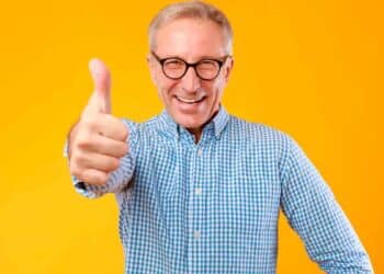 Hombre sonriente mostrando el pulgar arriba, simbolizando alivio tras cancelar deudas con la Ley de Segunda Oportunidad 2025