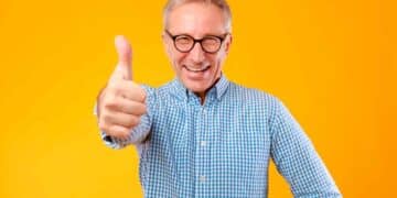 Hombre sonriente mostrando el pulgar arriba, simbolizando alivio tras cancelar deudas con la Ley de Segunda Oportunidad 2025