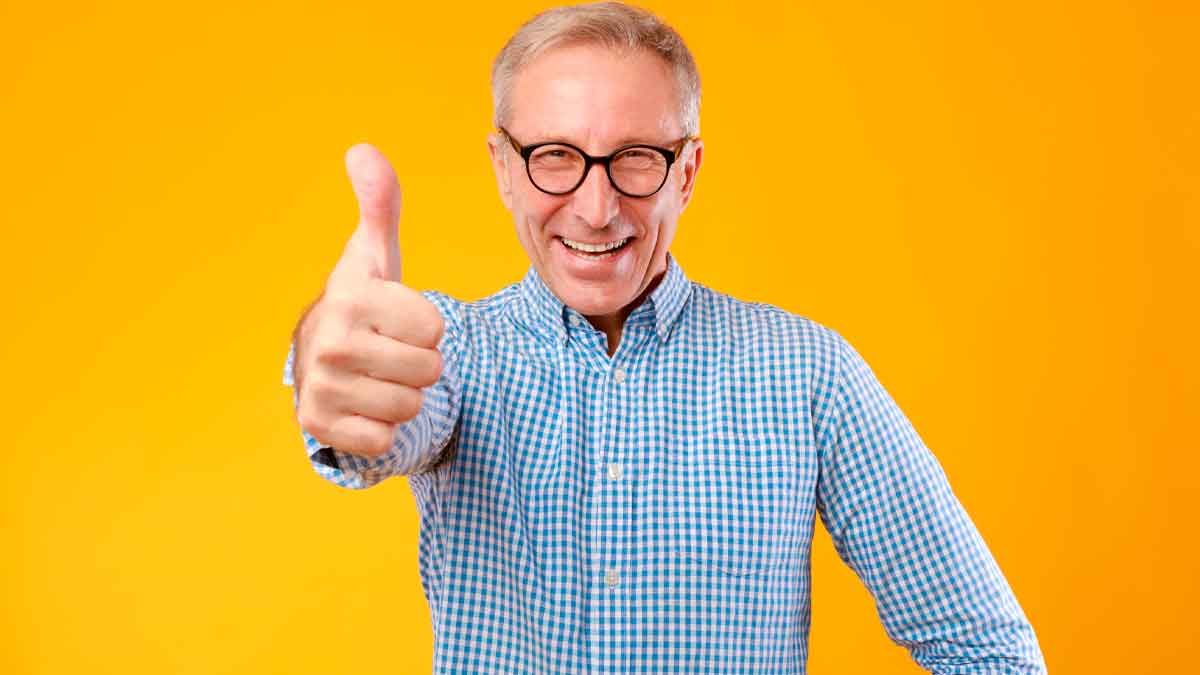 Hombre sonriente mostrando el pulgar arriba, simbolizando alivio tras cancelar deudas con la Ley de Segunda Oportunidad 2025