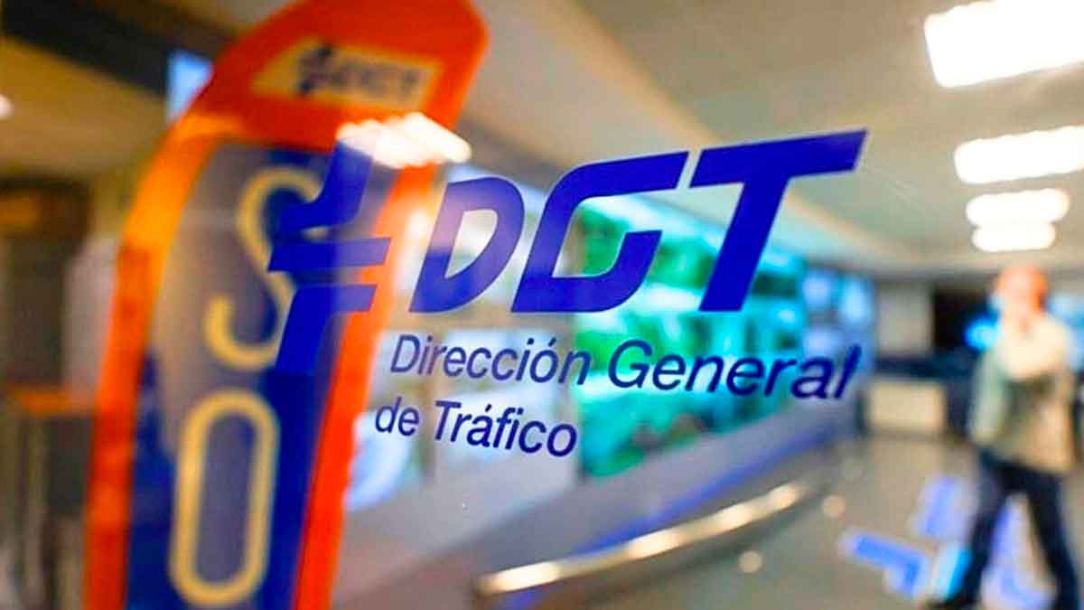 Logo de la Dirección General de Tráfico: consulta la lista para obtener hasta 2.000 € y dos puntos extra en tu carnet