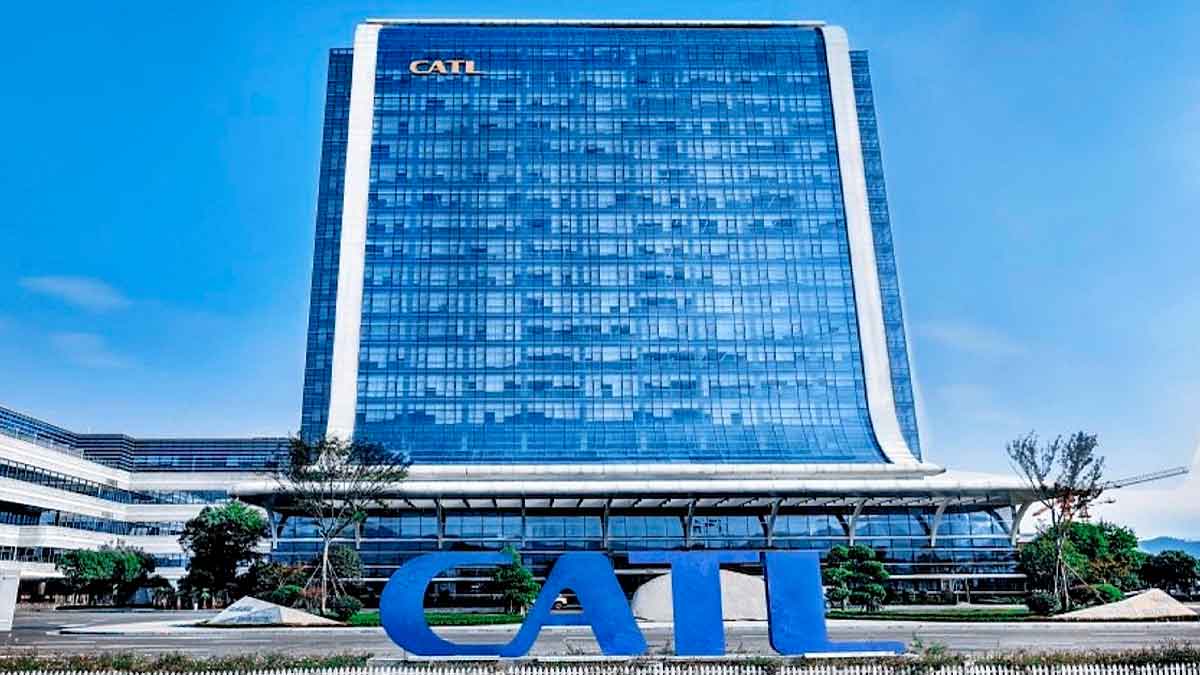 Fachada acristalada de la sede de CATL, compañía china que impulsará la gigafactoría de baterías en Figueruelas, Zaragoza
