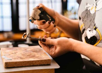 Artesana madrileña soldando una pieza de joyería en su taller, posible beneficiaria de las ayudas de hasta 3.000 €
