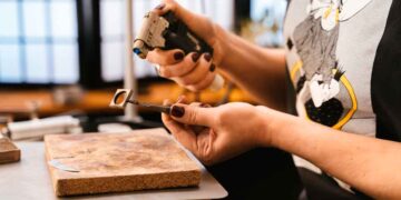 Artesana madrileña soldando una pieza de joyería en su taller, posible beneficiaria de las ayudas de hasta 3.000 €