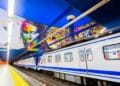 Tren del Metro de Madrid en la estación Paco de Lucía, bajo un mural colorido, ejemplo de la modernización de 2025.