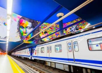 Tren del Metro de Madrid en la estación Paco de Lucía, bajo un mural colorido, ejemplo de la modernización de 2025.