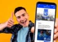 Joven sonriente muestra la app madrid móvil en su smartphone para gestionar trámites del ayuntamiento
