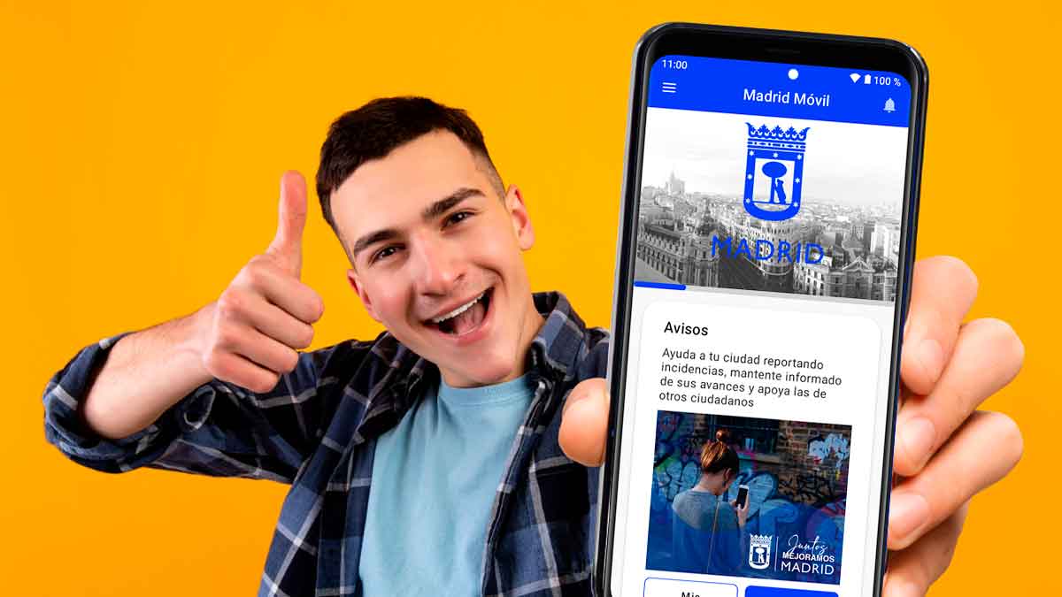 Joven sonriente muestra la app madrid móvil en su smartphone para gestionar trámites del ayuntamiento