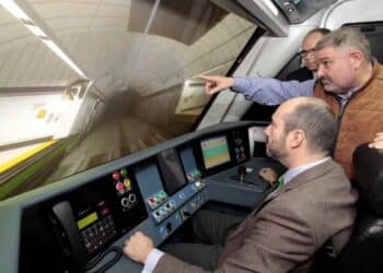 Maquinista del Metro de Madrid en la cabina, ejemplo del puesto tras superar curso y requisitos oficiales.
