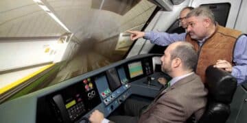 Maquinista del Metro de Madrid en la cabina, ejemplo del puesto tras superar curso y requisitos oficiales.