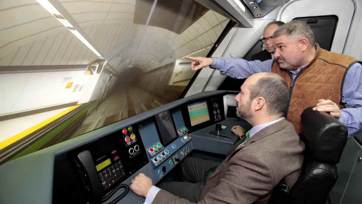 Maquinista del Metro de Madrid en la cabina, ejemplo del puesto tras superar curso y requisitos oficiales.