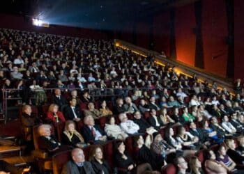 Mayores de 65 en sala de cine de Madrid disfrutando del martes a 2 € del programa Cine Sénior 2025-2026.