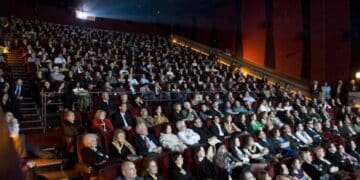 Mayores de 65 en sala de cine de Madrid disfrutando del martes a 2 € del programa Cine Sénior 2025-2026.
