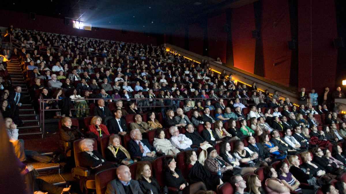 Mayores de 65 en sala de cine de Madrid disfrutando del martes a 2 € del programa Cine Sénior 2025-2026.