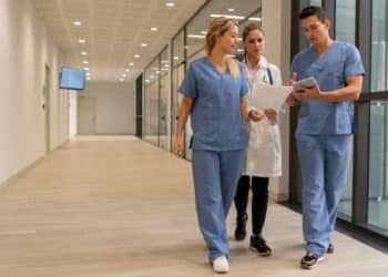 mir madrilenos conversan en pasillo hospitalario antes de su turno de tarde con plus salarial de 500 euros.