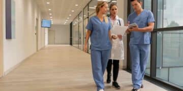mir madrilenos conversan en pasillo hospitalario antes de su turno de tarde con plus salarial de 500 euros.