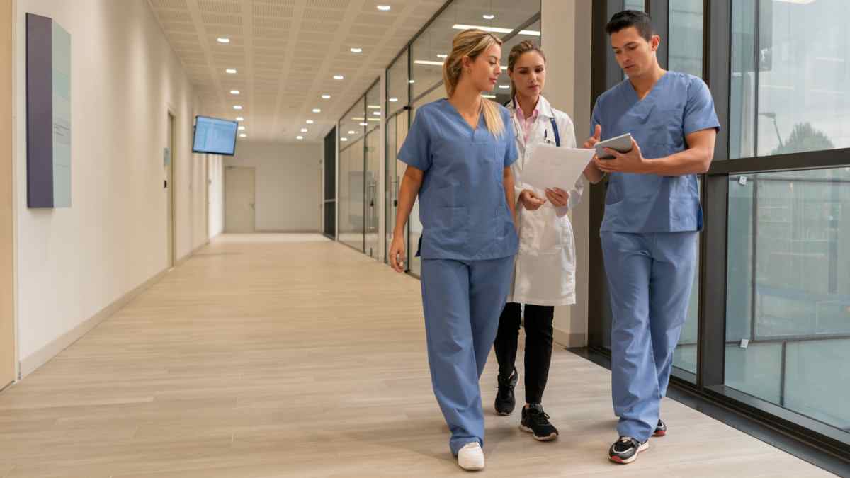 mir madrilenos conversan en pasillo hospitalario antes de su turno de tarde con plus salarial de 500 euros.