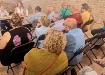 Propietarios debaten en junta de vecinos sobre los motivos legales para evitar ser presidente de la comunidad