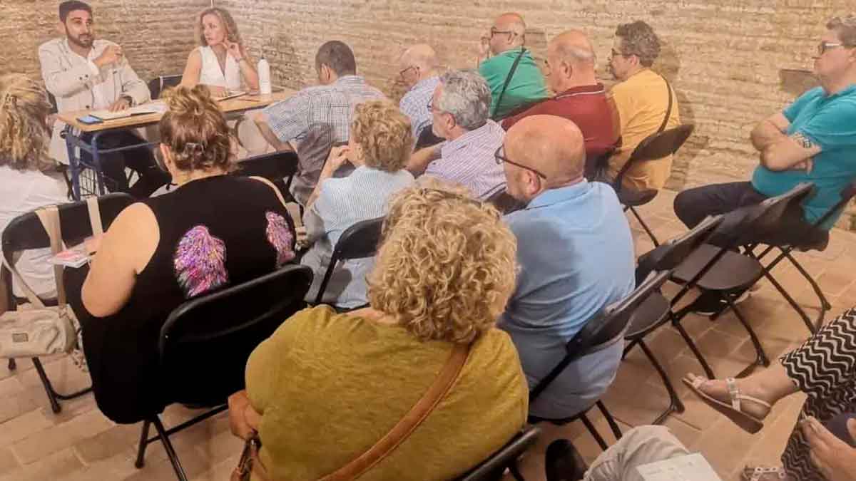 Propietarios debaten en junta de vecinos sobre los motivos legales para evitar ser presidente de la comunidad