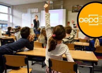 Clase con alumnos y logo de la AEPD; multa de 10 000 € a colegio madrileño por correo a menor sin permiso.