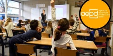 Clase con alumnos y logo de la AEPD; multa de 10 000 € a colegio madrileño por correo a menor sin permiso.