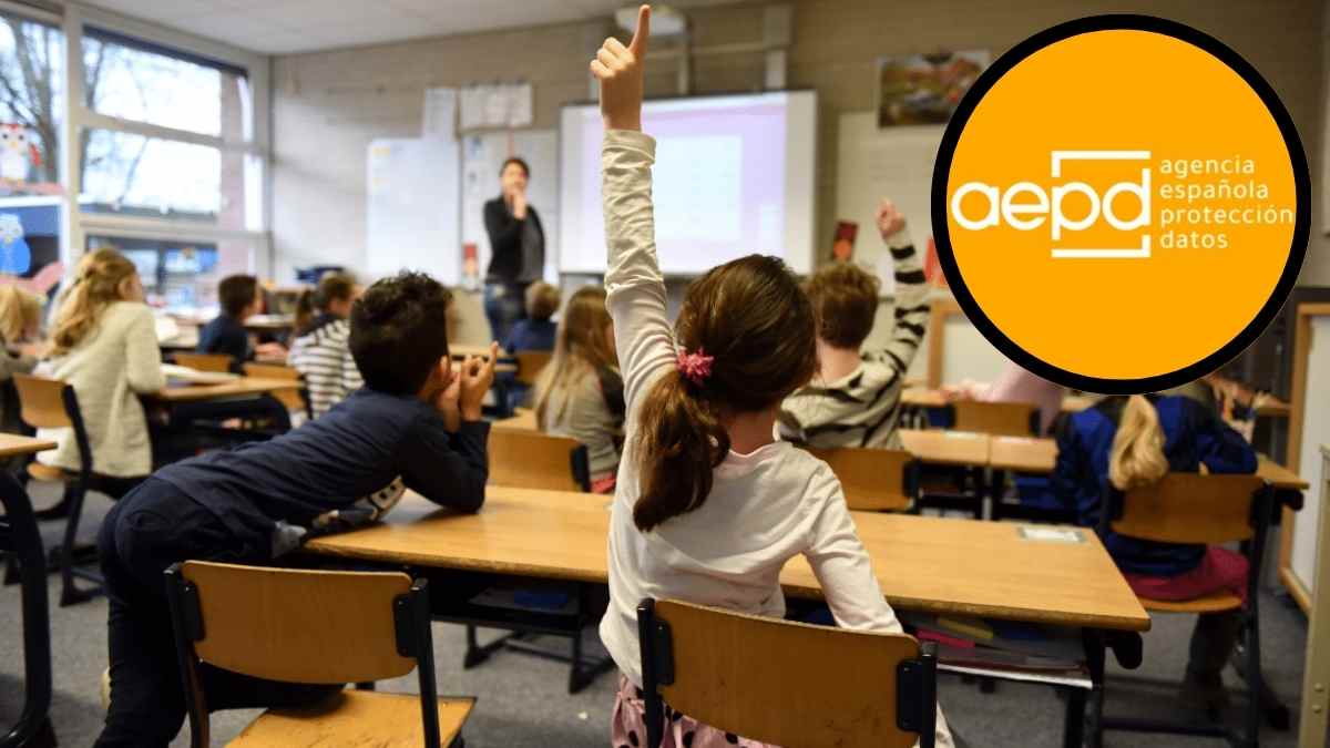 Clase con alumnos y logo de la AEPD; multa de 10 000 € a colegio madrileño por correo a menor sin permiso.